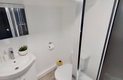 Stylish Modern Studio Near MediaCityUK & Manchester Centre - Free Parking - Sleeps 2 Enjoy - Foto 7