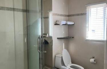 Luxury Oasis Home w/Pool Near CSUN-6 Guests - Foto 31