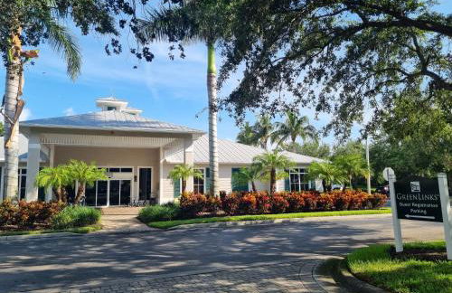 Lovely 2-Bedroom plus Den Condo in Greenlinks Resort - Photo 15