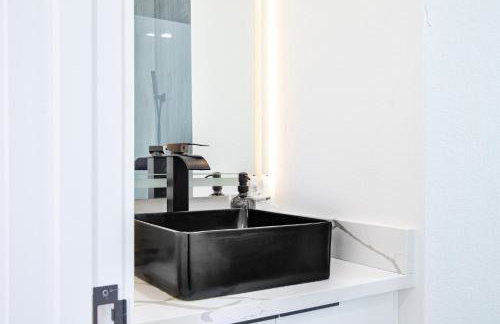 Luxurious Waterfront Home with Heated Pool and Jacuzzi - Foto 8