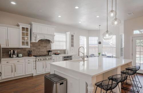 Glamorous Mansion w Private Pool and Cinema Room - Photo 2