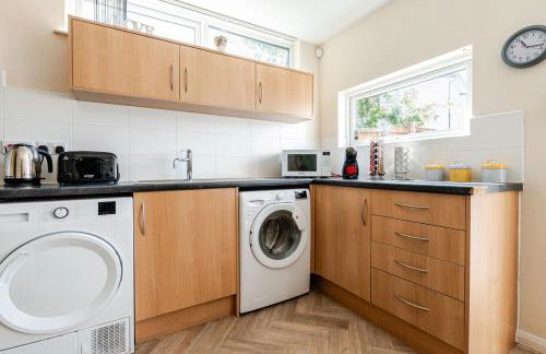 Comfortable 3-Storey House with Free Car Parking - Foto 21