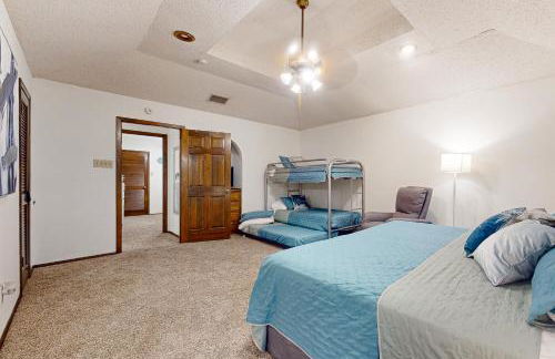 Walk to Park! Family-Friendly Laredo Home with Yard - Foto 15