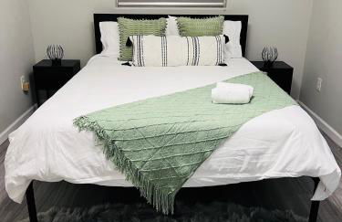 Pasadena Charming Vacation Home with Hot Jacuzzi - Photo 35