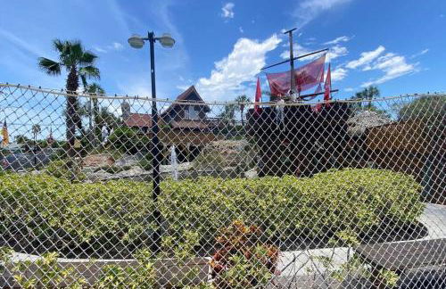 Sunset Dreams 304 Modern Madeira Beach Condo Heated Pool & Walk to Beach - Foto 30