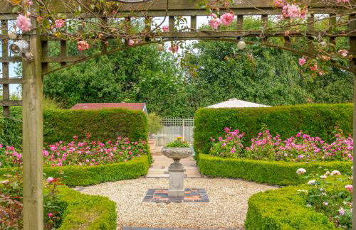 The Owl House with swimming pool and private hot tub - Foto 37