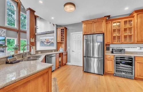 The Retreat at Wildwood - Hot Tub Theater & Deck - Foto 10