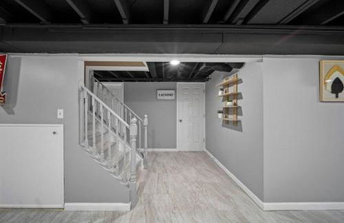 Elegant Oasis 4 Bedroom Home Away from Home - Photo 23