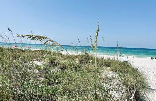 Sea Salt Vacation Home, Private Pool - Walk to Beach - Foto 45