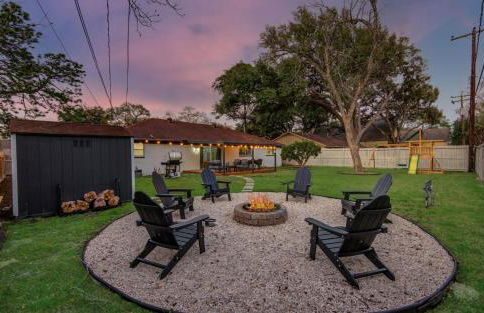 4-BD Mid-Modern Century with Firepit & Playground - Foto 1