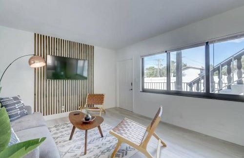 Chic Retreat: 2BR Apartment! - Foto 17