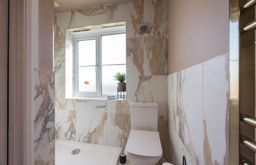 Luxuriou 5 Bedroom House By Homebird Property Management Short Lets & Serviced Accommodation Leeds With Private Parking & Free WiFi - Foto 22