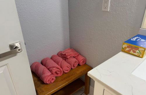 Newer Construction Home in Port Richey 3BR 2BA Bright with High Ceilings, Screened Lanai & Lake View, Fully Furnished, Conveniently Located on a Corner Lot with No Front Neighbors, Short Walk to US-19, Shops & Restaurants - Foto 18