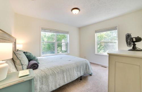 Walloon Lake Getaway with Fire Pit - Walk to Water! - Foto 16