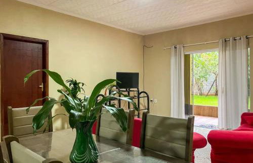 Casa com churrasqueira e piscina, perto de riacho - Foto 6