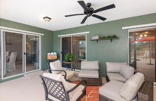 Spacious Luxury Pool Home Oasis - 8mi to Airport - Foto 17