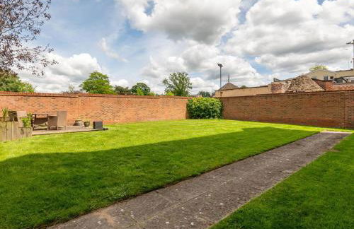 Modern, Well Presented 2-Bedroom Apartment, With Parking, Opposite Nirvana Spa - Pass the Keys - Foto 17