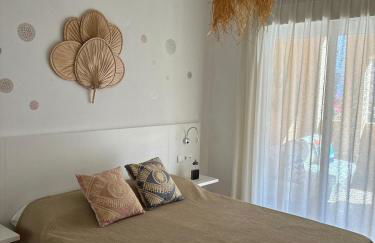 Bajo con jardín a pie de playa y piscina comunitaria con jacuzzi - Foto 26