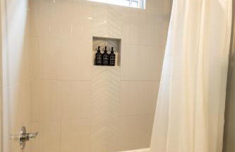 City Heights Townhome with Free Parking & 3 Baths - Foto 15