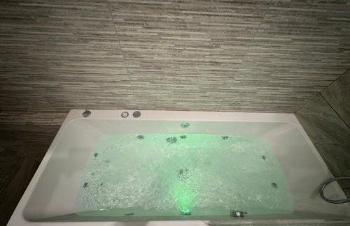 Southgate Luxury Apartments-Jaquzzi Bath-Private Parking- suitable for contractors - Foto 1