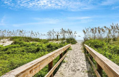 Beach house & backyard oasis with private pool - short walk to beach - Foto 31