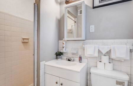 Mins from Parks Hiking & Dining- Brick Bungalow - Foto 28