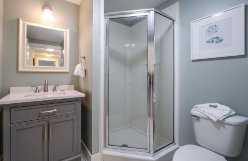 Gorgeous Overlooks The Courtyard in Classic Coastal Style Waterscape C400 - Foto 24