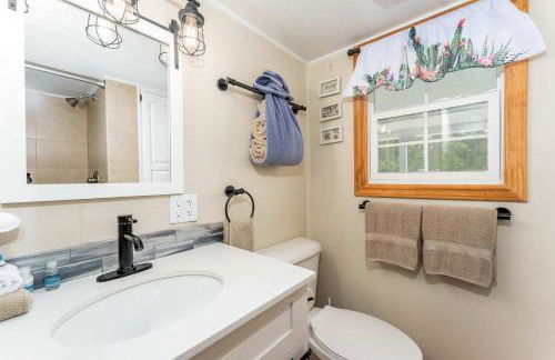 Charming 1BR Waterfront Retreat with Private Patio - Foto 16