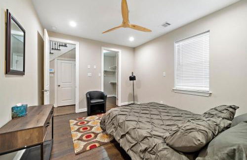 Modern Loft Unit with Patio at the Galleria - Foto 10