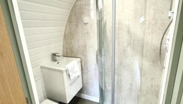 Rowan Hobbit Pod at Cowbridge Cabins - Foto 5, Shower