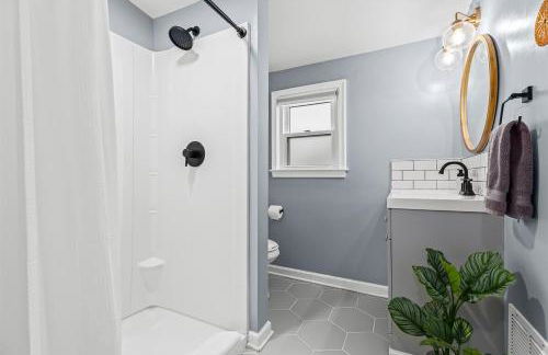 Spacious 4BR Home by Dtown Royal Oak - Photo 28