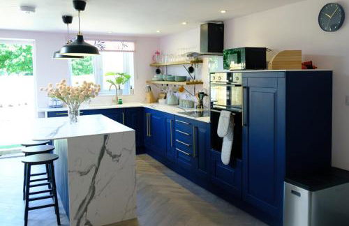 The Wave Cottage - 3 Bedroom with off road Parking for 3 Cars or Vans & EV point - Photo 17