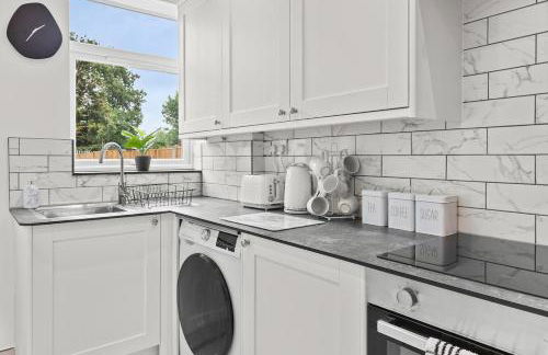 4 Bed Home sleeps 7 close to Cheshire Oaks Princes Rd - Photo 9