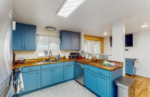 2 Mi to Campus! Family Home with Game Room in Eugene - Photo 8