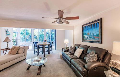 1205 PD Experience Coastal Charm in this Townhome - Foto 3