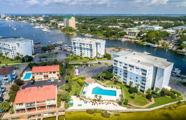 Cute 2 bedroom overlooking Harbor and Tennis Courts Condo by RedAwning - Foto 53