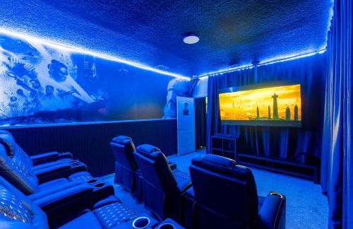 Luxury 8BR Villa with Pool, Spa, Theater & Game Room near Disney - Foto 48