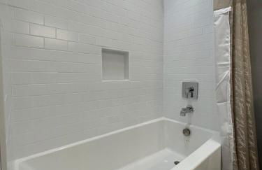 Airy Modern 2BR/2BA - Parking + Laundry + Sleep 6 - Foto 13
