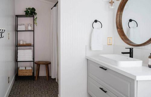 Historic Cottage + Modern Luxury • Walk to Capitol - Foto 28