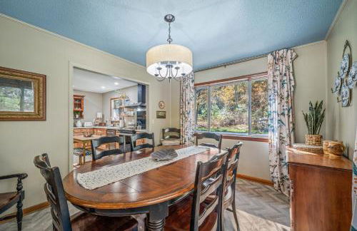 Big Yard Family Getaway - Pets OK - Grill and Hike - Foto 22