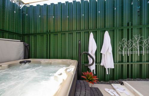 Private Hot Tub & Swing, Vintage Nintendo with Large Parking & EV ready - Foto 1