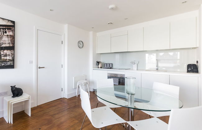 Luxury 2-bed Flat, Parking and Close to the Tube - Photo 7