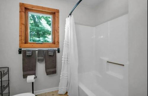 Updated Classic Cabin, Private Community and Hot Tub - Foto 8