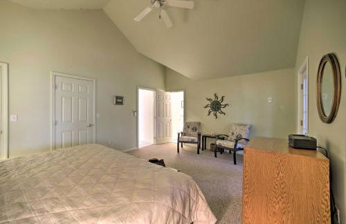 Lakefront Bolton Retreat with Balcony and Views! - Foto 24