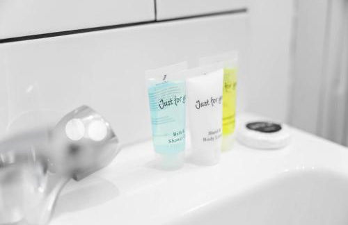 Two Bedroom Apartment - On Street Parking Available - Netflix - Wifi - Top Rated - 311M - Photo 18