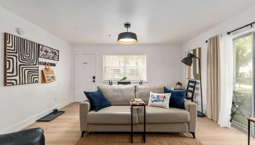 Modern & Stylish Condo Near UF, Shands & VA - Photo 3