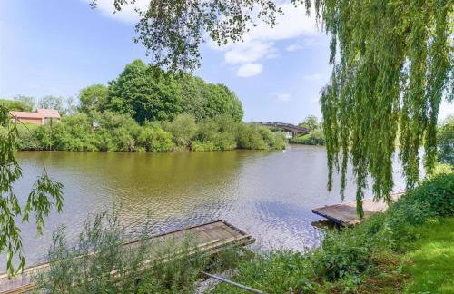 Riverside Cottage with balcony and fishing jetty - Foto 50