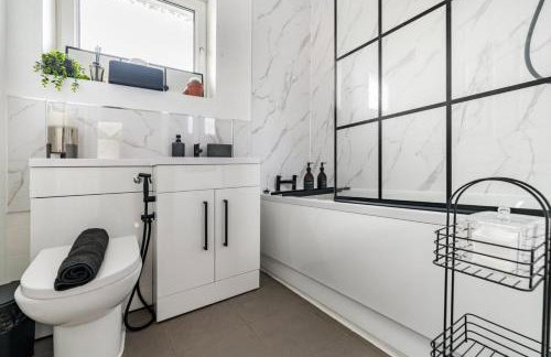 Stylish 3-Bed Home - 5 min walk to ExCeL - Free Parking - Near O2 & Canary Wharf - Photo 15