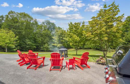 Trailblazer Lodge - Upscale, hot tub, trail, game room, wifi, fire pit, bar, pool table, king bed, view, pet friendly - Photo 62