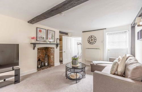 Charming 3BR Cottage Near Windsor and Sights - By Tempstay - Foto 26